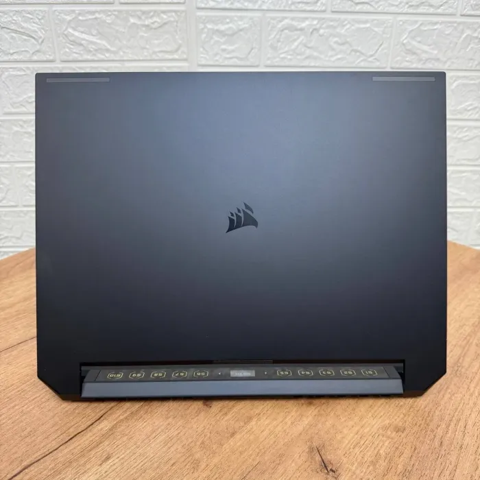 Ігровий ноутбук Corsair Voyager A1600 / 16" (2560x1600) IPS / AMD Ryzen 9 6900HS (8 (16) ядер по 3.3 - 4.9 GHz) / 16 GB DDR5 / 2000 GB SSD / AMD Radeon RX 6800M, 12 GB GDDR6, 192-bit / WebCam б/в - зображення 3