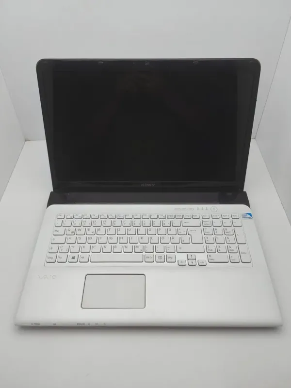 Ноутбук Sony VPC173 / 17.3" (1600x900) TN / Intel Core i3-2330M (2 (4) ядра по 2.2 GHz) / 6 GB DDR3 / 320 GB HDD / Intel HD Graphics 3000 / WebCam б/в - зображення 2