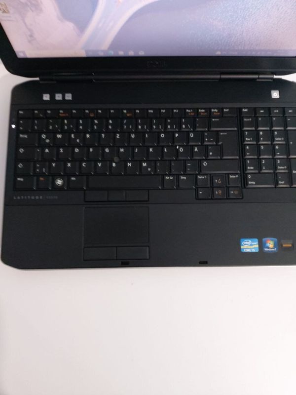 Ноутбук Dell Latitude E5530 / 15.6" (1366x768) TN / Intel Core i5-3210M (2 (4) ядра по 2.5 - 3.1 GHz) / 16 GB DDR3 / 256 GB SSD / Intel HD Graphics 4000 / WebCam / DVD-ROM б/в - зображення 3