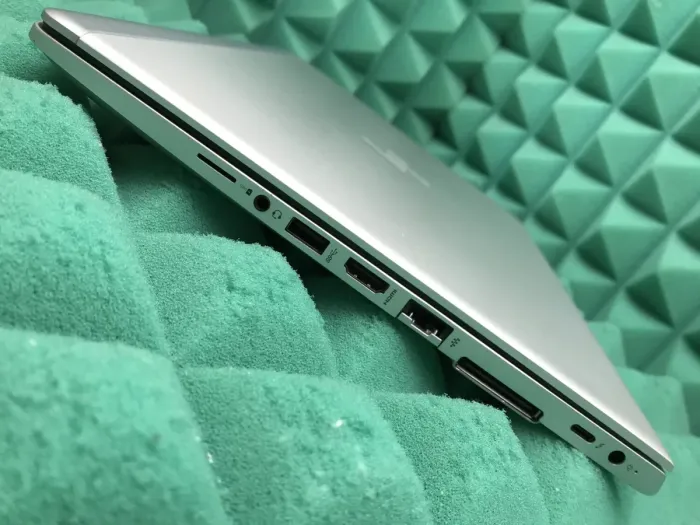 Ультрабук Б-клас HP EliteBook 830 G5 / 13.3" (1920x1080) IPS Touch / Intel Core i7-8650U (4 (8) ядра по 1.9 - 4.2 GHz) / 8 GB DDR4 / 256 GB SSD M.2 / Intel UHD Graphics 620 / WebCam / USB 3.1 / HDMI б/в - зображення 6