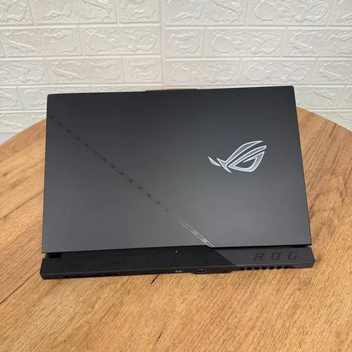 Ігровий ноутбук Asus ROG Strix SCAR G733PY / 17.3" (2560x1440) IPS / AMD Ryzen 9 7945HX (16 (32) ядер по 2.5 - 5.4 GHz) / 32 GB DDR5 / 1000 GB SSD NVMe / nVidia GeForce RTX 4090, 16 GB GDDR6, 256-bit / WebCam б/в - зображення 3