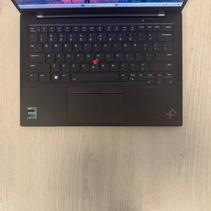 Ультрабук Б-клас Lenovo ThinkPad X1 Carbon Gen 10 / 14" (1920x1080) IPS / Intel Core i7-1255U (10 (12) ядер по 3.5 - 4.7 GHz) / 16 GB DDR5 / 512 GB SSD / Intel Iris Xe Graphics / WebCam б/в - зображення 3