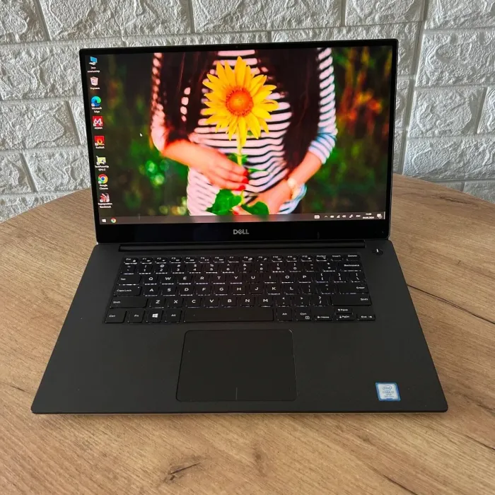 Мобільна робоча станція Dell Precision 5540 / 15.6" (3840x2160) IPS Touch / Intel Core i7-9850H (6 (12) ядер по 2.6 - 4.6 GHz) / 16 GB DDR4 / 256 GB SSD / nVidia Quadro T1000, 4 GB GDDR5, 128-bit / WebCam б/в - зображення 2