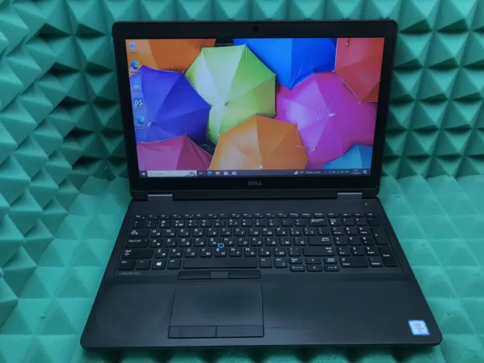 Ноутбук Б-клас Dell Latitude E5570 / 15.6" (1366x768) TN / Intel Core i5-6300U (2 (4) ядра по 2.4 - 3.0 GHz) / 8 GB DDR4 / 256 GB SSD / Intel HD Graphics 520 / WebCam / HDMI / Windows 10 ліцензія б/в - зображення 2