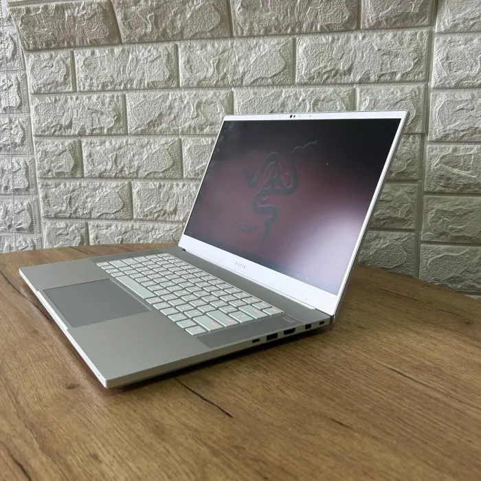 Ігровий ноутбук Б-клас Razer Blade 15 RZ09-0301 Silver / 15.6" (1920x1080) IPS / Intel Core i7-9750H (6 (12) ядер по 2.6 - 4.5 GHz) / 16 GB DDR4 / 512 GB SSD / nVidia GeForce RTX 2070 Max-Q, 8 GB GDDR6, 256-bit / WebCam б/в - зображення 5