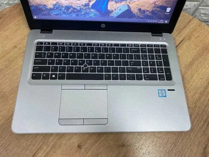 Ноутбук Б-клас HP EliteBook 850 G3 / 15.6" (1920x1080) TN / Intel Core i7-6600U (2 (4) ядра по 2.6 - 3.4 GHz) / 8 GB DDR4 / 256 GB SSD M.2 / Intel HD Graphics 520 / WebCam / VGA б/в - зображення 3