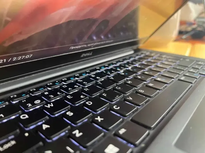 Ультрабук Dell Latitude 7370 / 13.3" (1920x1080) IPS / Intel Core m5-6Y57 (2 (4) ядра по 1.1 - 2.8 GHz) / 8 GB DDR3 / 256 GB SSD / Intel HD Graphics 515 / WebCam / Windows 10 Pro б/в - зображення 3