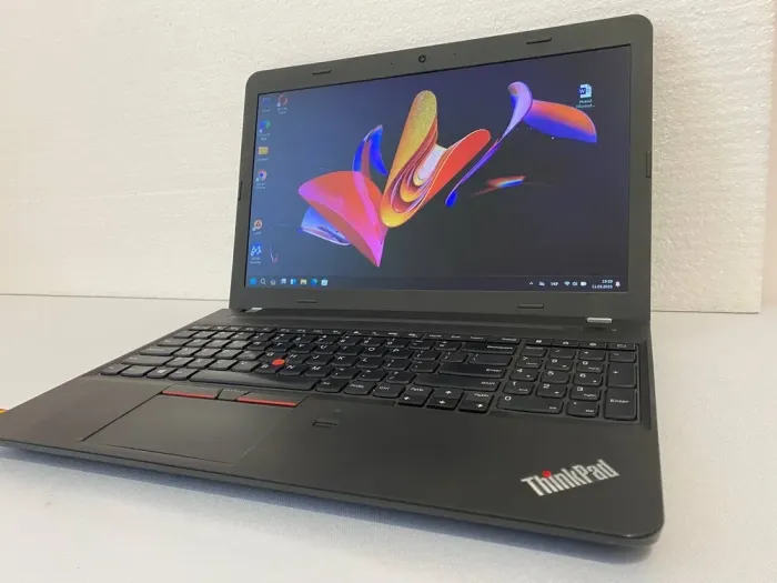 Ноутбук Lenovo ThinkPad E550 / 15.6" (1366x768) TN / Intel Core i5-5200U (2 (4) ядра по 2.2 - 2.7 GHz) / 8 GB DDR3 / 240 GB SSD / Intel HD Graphics 5500 / WebCam б/в - зображення 2