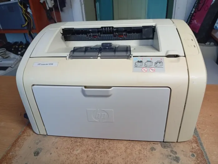 Принтер Б-клас HP LaserJet 1018 / Лазерний монохромний друк / 600x600 dpi / A4 / 12 стор / хв / USB 2.0 б/в - изображение 2
