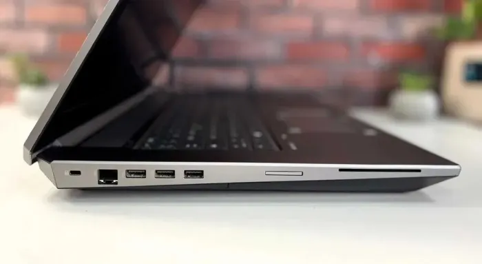 Мобільна робоча станція HP zBook 17 G6 / 17.3" (1920x1080) IPS / Intel Core i7-9850H (6 (12) ядер по 2.6 - 4.6 GHz) / 32 GB DDR4 / 512 GB SSD M.2 / nVidia Quadro RTX 3000, 6 GB GDDR6, 192-bit / WebCam / Win 11 Pro б/в - зображення 4