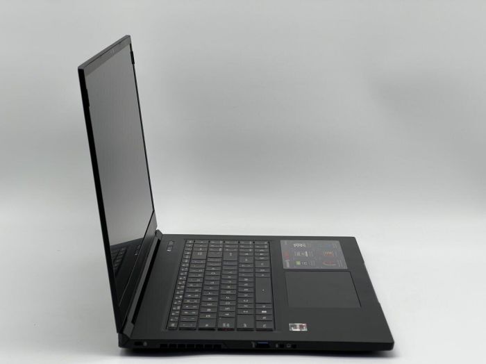 Ігровий ноутбук Б-класу Maingear Vector Pro 17 MG-VCP2-17A3070T / 17,3" (1920x1080) IPS / AMD Ryzen 9 6900HX (8 (16) ядер по 3,3 - 4,9 ГГц) / 32 ГБ DDR5 / 960 ГБ SSD / nVidia GeForce RTX 3070 Ti, 8 ГБ GDDR6, 256-bit / WebCam б/в - зображення 3