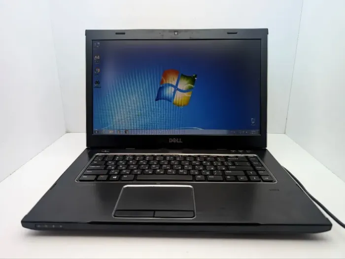 Ноутбук Dell Vostro 3550 / 15.6" (1366x768) TN / Intel Core i5-2410M (2 (4) ядра по 2.3 - 2.9 GHz) / 8 GB DDR3 / 240 GB SSD / Intel HD Graphics 3000 / WebCam / DVD-ROM / АКБ не тримає б/в - зображення 2