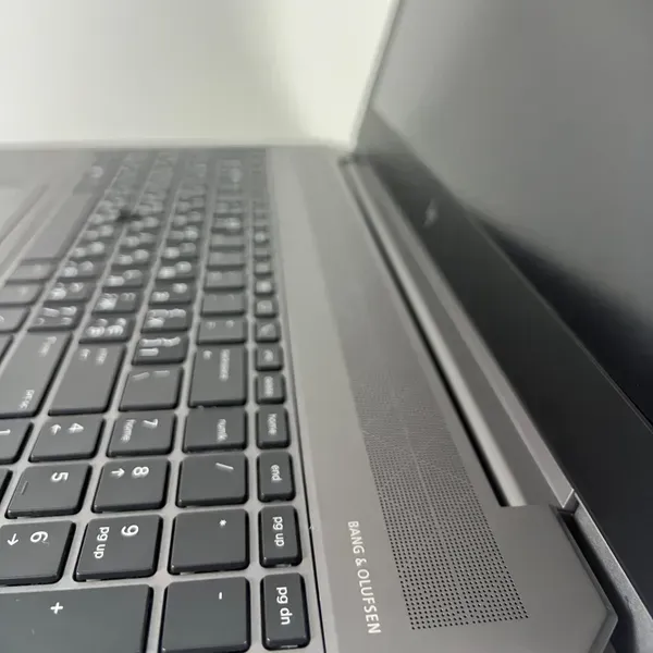 Ноутбук робоча станція HP zBook 15 G6 / 15.6" (1920x1080) IPS / Intel Core i7-9850H (6 (12) ядер по 2.6 - 4.6 GHz) / 32 GB DDR4 / 512 GB SSD / nVidia Quadro T2000, 4 GB GDDR5, 128-bit / WebCam / Fingerprint б/в - зображення 6