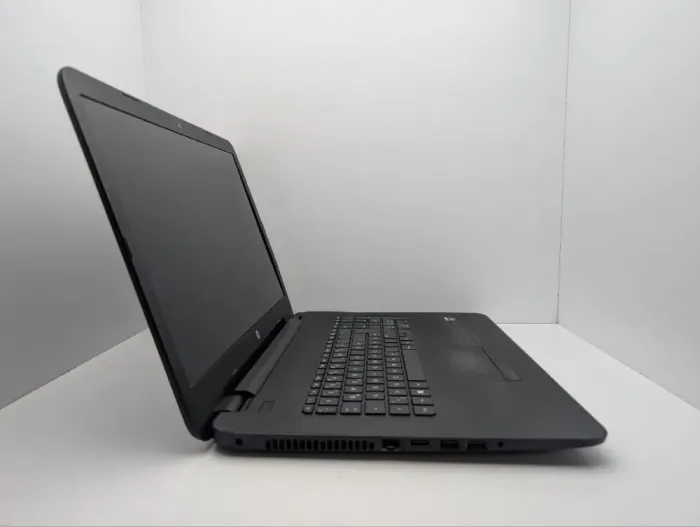 Ноутбук HP 17-y027ng / 17.3" (1600x900) TN / AMD A10-9600P (4 ядра по 2.4 - 3.3 GHz) / 8 GB DDR4 / 1000 GB HDD / AMD Radeon R7 M340, 2 GB GDDR3, 64-bit / WebCam / DVD-ROM б/в - зображення 4