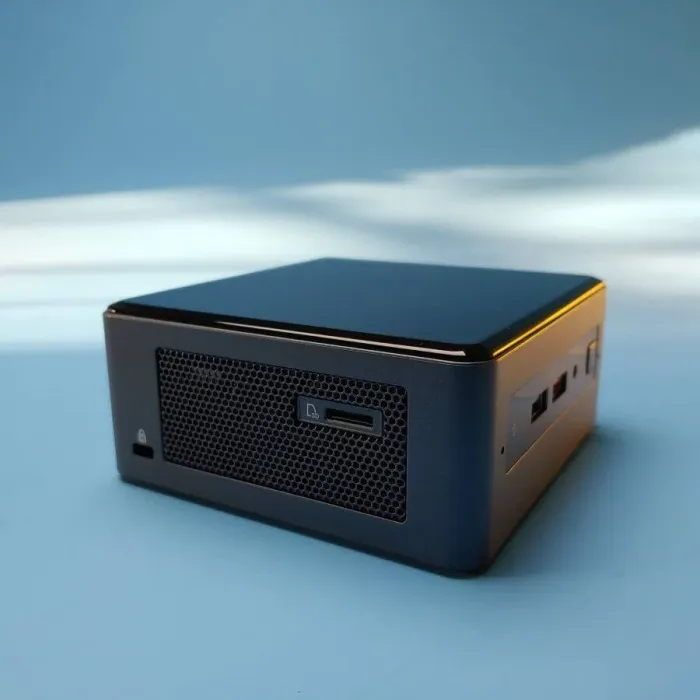 Неттоп Intel NUC NUC8BEH USFF / Intel Core i7-8559U (4 (8) ядра по 2.7 - 4.5 GHz) / 8 GB DDR4 / 480 GB SSD / Intel Iris Plus Graphics 655 / WiFi / Win 10 Pro б/в - зображення 4