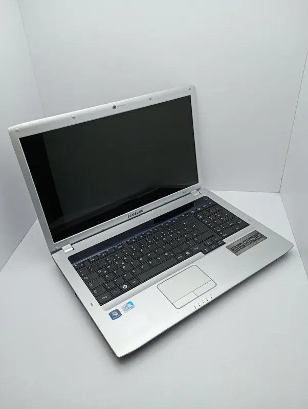 Ноутбук Samsung R730 / 17.3" (1600x900) TN / Intel Pentium T4300 (2 ядра по 2.1 GHz) / 6 GB DDR3 / 320 GB HDD / Intel GMA HD Graphics / WebCam б/в - зображення 5