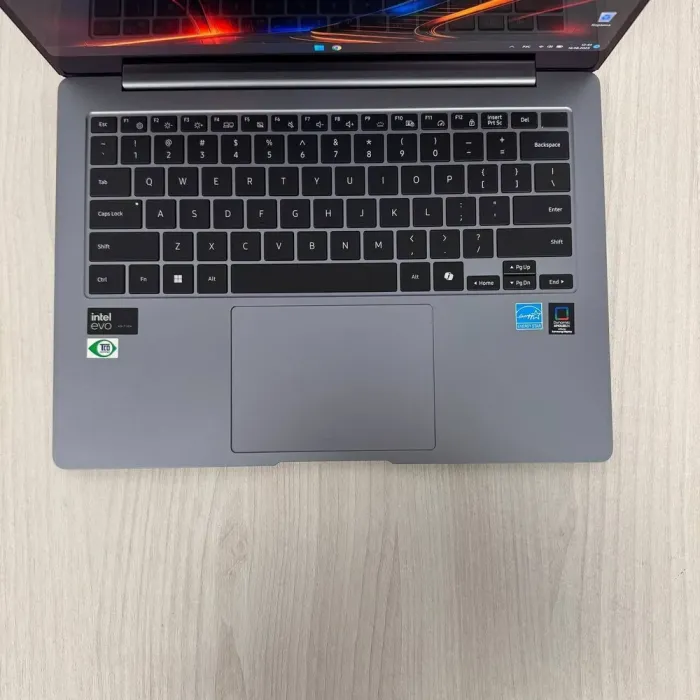 Ультрабук Samsung Galaxy Book4 Pro NP944XGK / 14" (2880x1800) OLED / Intel Core Ultra 7 155H (16 (22) ядер по 1.4 - 4.8 GHz) / 16 GB DDR5 / 1000 GB SSD NVMe / Intel Arc Graphics / WebCam б/в - зображення 7