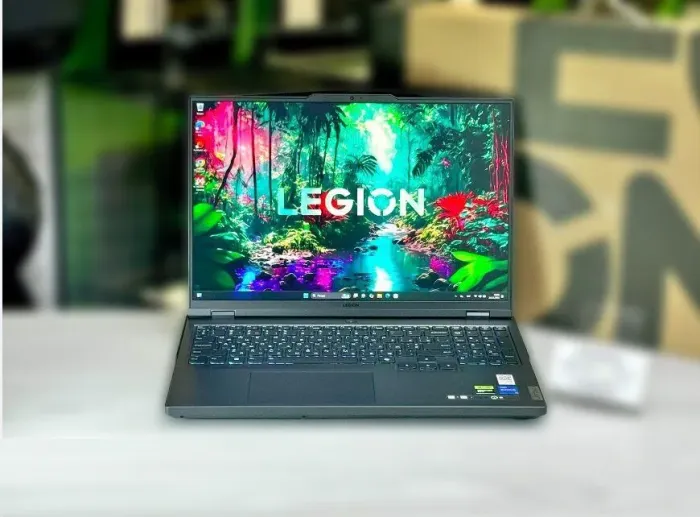 Ігровий ноутбук Lenovo Legion 5 Pro 16IRX9 / 16" (2560x1600) IPS / Intel Core i5-14500HX (14 (20) ядер по 1.9 - 4.9 GHz) / 32 GB DDR5 / 1000 GB SSD M.2 / nVidia GeForce RTX 4060, 8 GB GDDR6, 128-bit / WebCam / Win 11 б/в - зображення 2