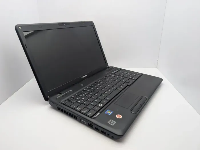 Ноутбук Toshiba Satellite C660D / 15.6" (1366x768) TN / AMD E-300 (2 ядра по 1.3 GHz) / 6 GB DDR3 / 1000 GB HDD / AMD Radeon HD 6310 Graphics / WebCam / Акб не тримає б/в - зображення 3