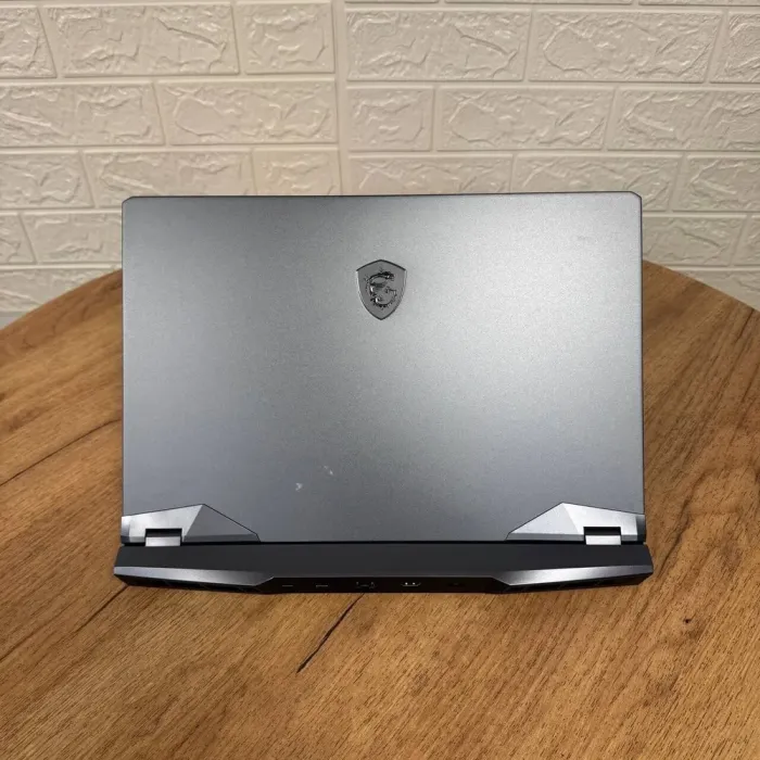 Ігровий ноутбук Б-клас MSI GE66 Raider 10SFS / 15.6" (1920x1080) IPS / Intel Core i7-10750H (6 (12) ядер по 2.6 - 5.0 GHz) / 16 GB DDR4 / 512 GB SSD / nVidia GeForce RTX 2070 Super, 8 GB GDDR6, 256-bit / WebCam б/в - зображення 3