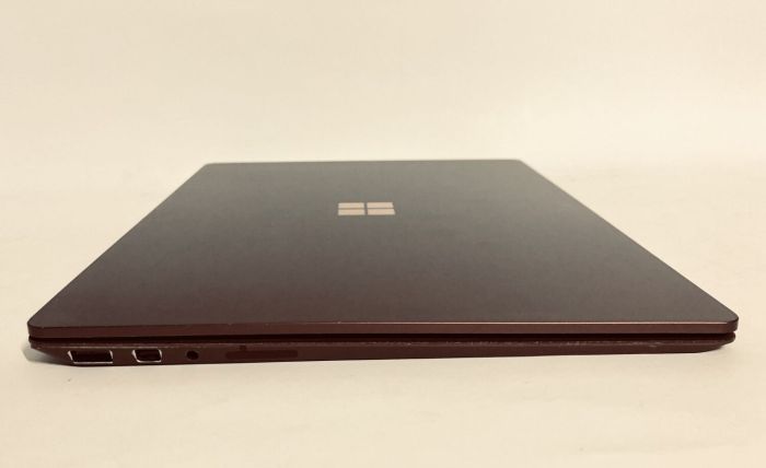 Ультрабук Microsoft Surface Laptop 1 1769 / 13.5" (2256x1504) IPS Touch / Intel Core i7-7660U (2 (4) ядра по 2.5 - 4.0 GHz) / 8 GB DDR4 / 256 GB SSD NVMe / Intel Iris Plus Graphics 640 / WebCam / Win 10 Pro б/в - зображення 4