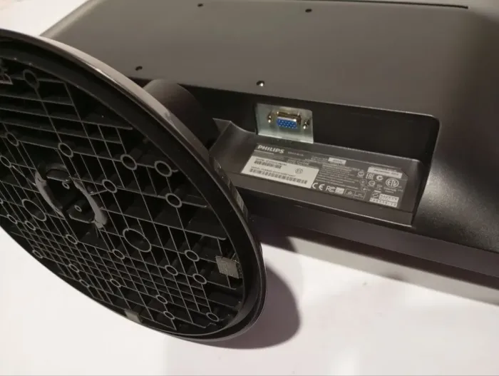 Комплект ПК Б-клас: Acer Veriton X2632G SFF / Intel Core i3-4150 (2 (4) ядра по 3.5 GHz) / 8 GB DDR3 / 320 GB HDD / Intel HD Graphics 4400 / DVD-RW + Монітор Philips 223V5L / 22" (1920x1080) TN / 1x VGA / VESA 100x100 б/в - зображення 10