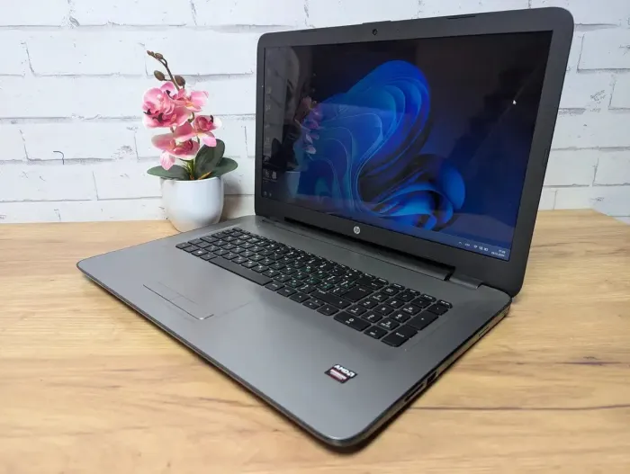 Ноутбук HP 17-y001no / 17.3" (1600x900) TN / AMD A8-7410 (4 ядра по 2.2 - 2.5 GHz) / 16 GB DDR3 / 360 GB SSD / AMD Radeon R7 M340, 2 GB GDDR3, 64-bit / WebCam / DVD-ROM б/в - зображення 6