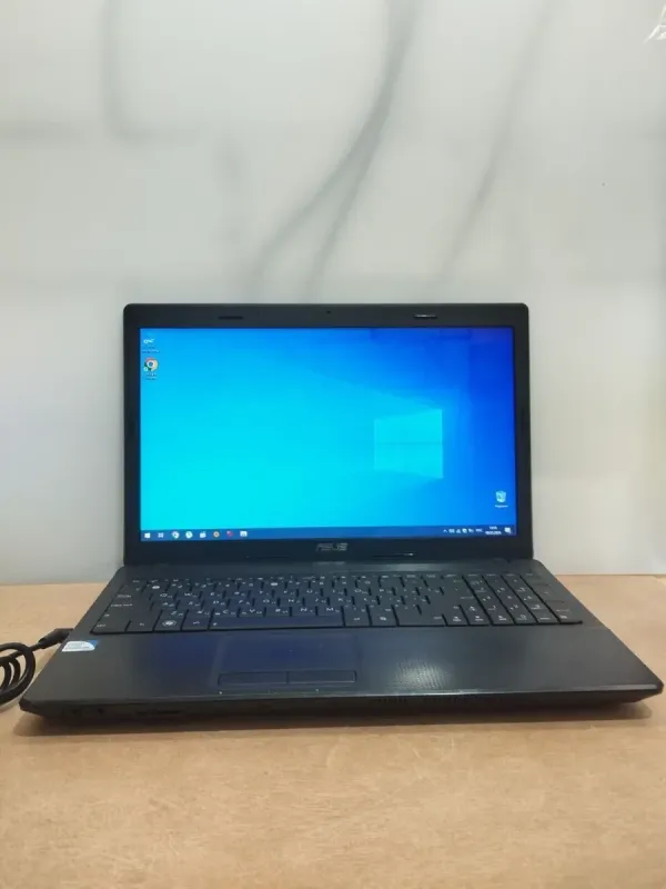 Ноутбук Asus X54C / 15.6" (1366x768) TN / Intel Pentium B960 (2 ядра по 2.2 GHz) / 4 GB DDR3 / 120 GB SSD / Intel HD Graphics / WebCam / DVD-RW / Без АКБ б/в - зображення 2