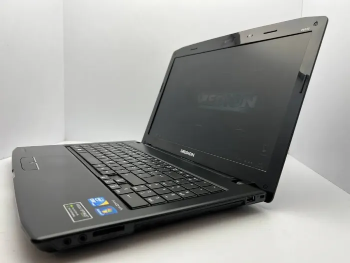Ноутбук Medion Akoya P6630 / 15.6" (1366x768) TN / Intel Core i3-390M (2 (4) ядра по 2.66 GHz) / 4 GB DDR3 / 640 GB HDD / nVidia GeForce GT 540M, 1 GB GDDR3, 128-bit / WebCam б/в - зображення 4