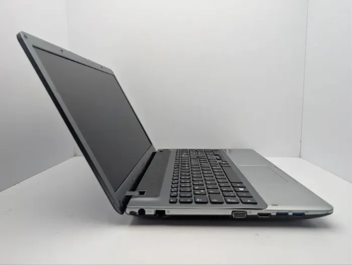 Ноутбук Samsung NP355V5C / 15.6" (1366x768) TN / AMD A6-4400M (2 (4) ядра по 2.1 GHz) / 6 GB DDR3 / 750 GB HDD / AMD Radeon HD 7520G Graphics / WebCam б/в - изображение 4