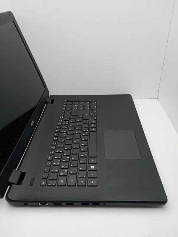 Ноутбук Acer Aspire ES1-711 / 17.3" (1600x900) TN / Intel Celeron N2940 (4 ядра по 1.83 - 2.25 GHz) / 4 GB DDR3 / 120 GB SSD / Intel HD Graphics / WebCam б/в - зображення 3