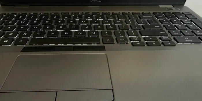 Мобільна робоча станція Б-класу Dell Precision 3551 / 15,6" (1920x1080) IPS / Intel Core i5-10400H (4 (8) ядра по 2,6 - 4,6 ГГц) / 32 ГБ DDR4 / 512 ГБ SSD / nVidia Quadro P620, 4 ГБ GDDR5, 128-біт / WebCam / Win 11 Pro б/в - зображення 9