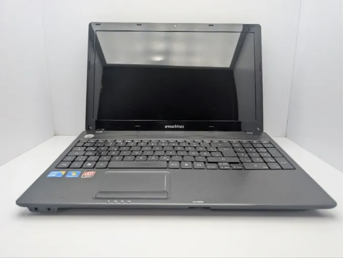 Ноутбук Acer eMachines E732 / 15.6" (1366x768) TN / Intel Core i3-370M (2 (4) ядра по 2.4 GHz) / 6 GB DDR3 / 500 GB HDD / AMD Radeon HD 5470, 512 MB GDDR5, 64-bit / WebCam / DVD-ROM б/в - зображення 3