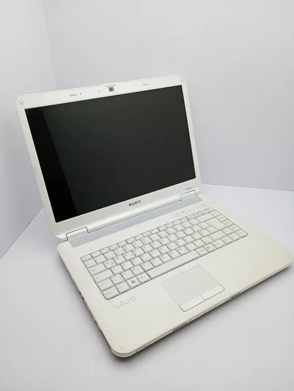 Ноутбук Sony NS10 / 15.4" (1280x800 ) TN / Intel Pentium T4500 (2 ядра по 2.3 GHz) / 4 GB DDR2 / 250 GB HDD / Intel HD Graphics / WebCam б/в - зображення 3