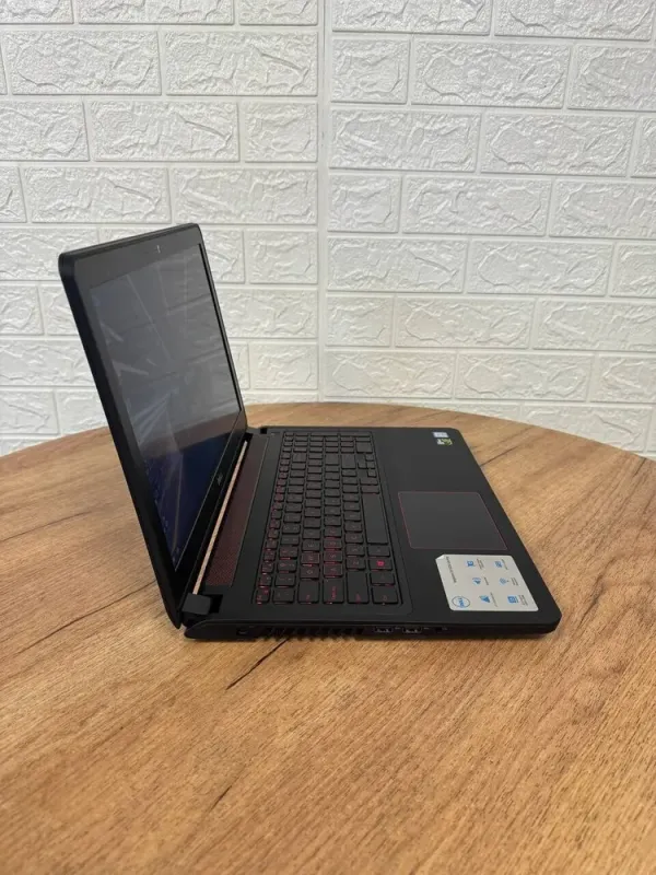 Ігровий ноутбук Б-клас Dell Inspiron 15 5577 / 15.6" (1920x1080) TN / Intel Core i5-7300HQ (4 ядра по 2.5 - 3.5 GHz) / 16 GB DDR4 / 128 GB SSD NVMe + 1000 GB HDD / nVidia GeForce GTX 1050, 4 GB GDDR5, 128-bit / WebCam б/в - зображення 4