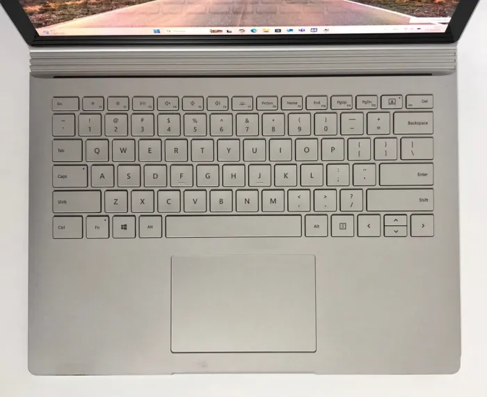 Ігровий ультрабук-трансформер Microsoft Surface Book 2 / 13.5" (3000x2000) IPS Touch / Intel Core i7-8650U (4 (8) ядра по 1.9 - 4.2 GHz) / 8 GB DDR4 / 256 GB SSD NVMe / nVidia GeForce GTX 1050, 2 GB GDDR5, 128-bit / WebCam / Win 11 Pro б/в - зображення 10