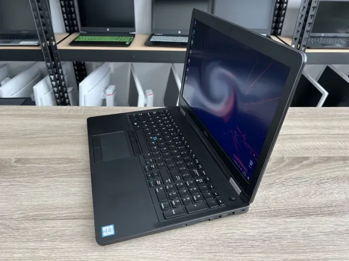 Мобільна робоча станція Б-клас Dell Precision 3510 / 15.6" (1920x1080) TN / Intel Core i7-6820HQ (4 (8) ядра по 2.7 - 3.6 GHz) / 16 GB DDR4 / 256 GB SSD / AMD Radeon R9 M360, 2 GB GDDR5, 128-bit / WebCam / HDMI б/в - зображення 4