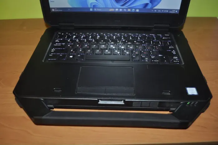 Захищений ноутбук Dell Latitude 5414 Rugged / 14" (1366x768) TN / Intel Core i5-6300U (2 (4) ядра по 2.4 - 3.0 GHz) / 16 GB DDR4 / 1000 GB SSD / Intel HD Graphics 520 / WebCam / Wi-Fi / Bluetooth / Windows 11 Pro б/в - зображення 3