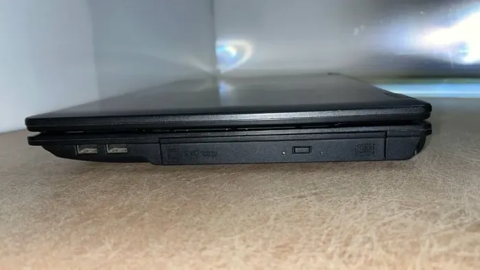 Ноутбук Acer eMachines E728 / 15.6" (1366x768) TN / Intel Pentium T4500 (2 ядра по 2.3 GHz) / 4 GB DDR3 / 320 GB HDD / Intel GMA 4500M Graphics / WebCam / АКБ не тримає б/в - зображення 5