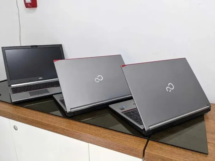 Мобільна робоча станція Fujitsu Celsius H770 / 15.6" (1920x1080) IPS / Intel Xeon E3-1505M v6 (4 (8) ядра по 3.0 - 4.0 GHz) / 32 GB DDR4 / 512 GB SSD M.2 / nVidia Quadro M2200, 4 GB GDDR5, 128-bit / WebCam / Win 10 Pro б/в - зображення 3