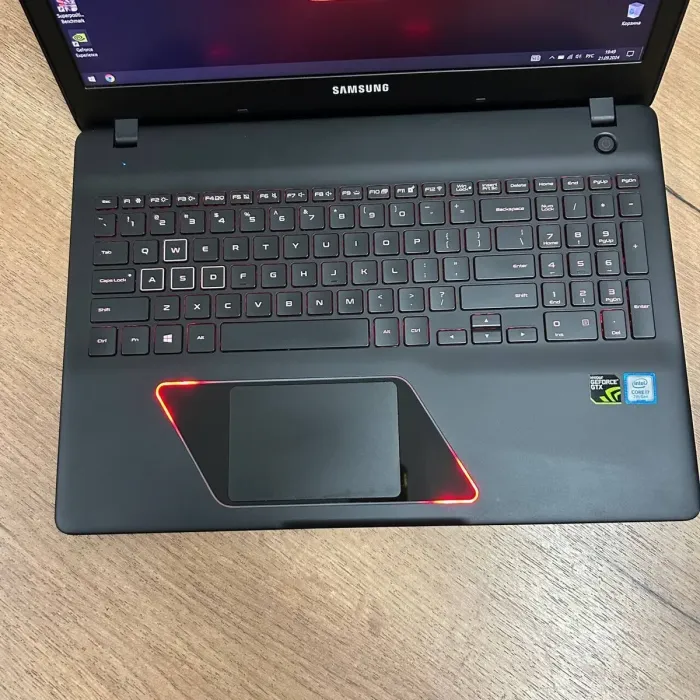 Ігровий ноутбук Б-клас Samsung NP8500GM-X0BCN / 15.6" (1920x1080) IPS / Intel Core i7-7700HQ (4 (8) ядра по 2.8 - 3.8 GHz) / 8 GB DDR4 / 1000 GB SSD / nVidia GeForce GTX 1050, 2 GB GDDR5, 128-bit / WebCam б/в - зображення 7