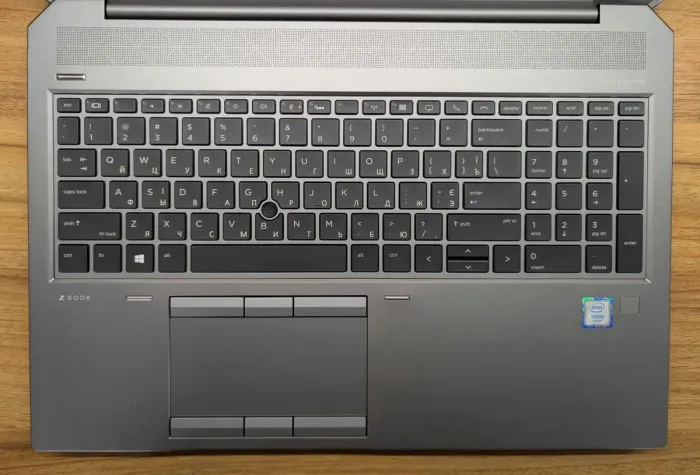 Мобільна робоча станція HP zBook 15 G5 / 15.6" (1920x1080) IPS / Intel Xeon E-2176M (6 (12) ядер по 2.7 - 4.4 GHz) / 32 GB DDR4 / 512 GB SSD / nVidia Quadro P1000, 4 GB GDDR5, 128-bit / WebCam / TouchID / Windows 10 б/в - зображення 3