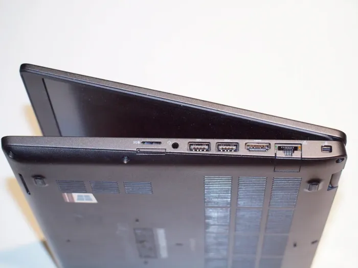 Ультрабук Dell Latitude 5400 / 14" (1366x768) TN / Intel Core i5-8365U (4 (8) ядра по 1.6 - 4.1 GHz) / 16 GB DDR4 / 256 GB SSD / Intel UHD Graphics 620 / WebCam б/в - зображення 4