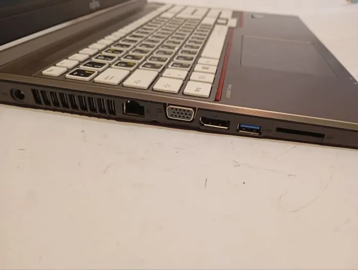 Ноутбук Fujitsu LifeBook E756 / 15.6'' (1366x768) TN / Intel Core i5-6300U (2 (4) ядра по 2.4 - 3.0 GHz) / 8 GB DDR4 / 256 GB SSD / Intel HD Graphics 520 / WebCam / DVD-RW б/в - зображення 6