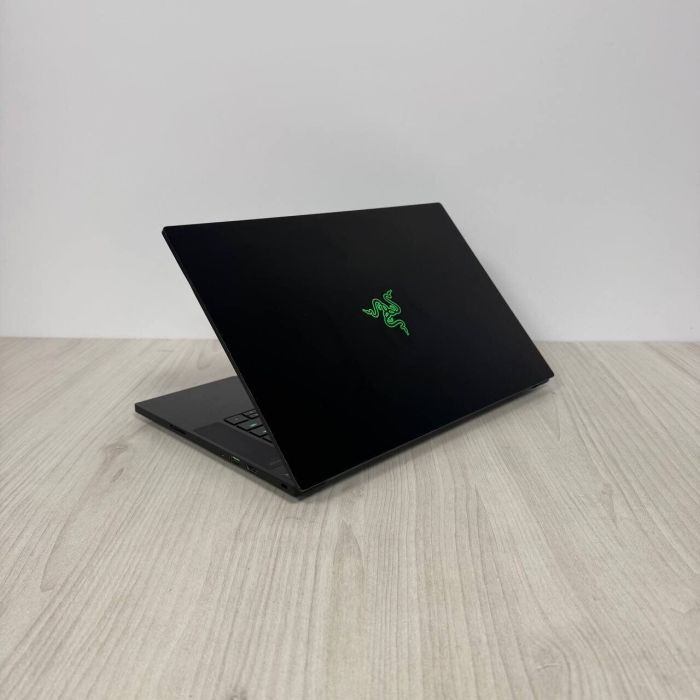 Ігровий ноутбук Б-клас Razer Blade 15 RZ09-0409 / 15.6" (1920x1080) IPS / Intel Core i7-10875H (8 (16) ядер по 2.3 - 5.1 GHz) / 16 GB DDR4 / 1000 GB SSD NVMe / nVidia GeForce RTX 2080 Super Max-Q, 8 GB GDDR6, 256-bit / WebCam б/в - зображення 6