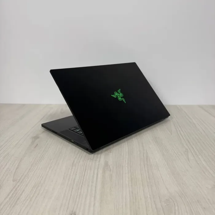 Ігровий ноутбук Б-клас Razer Blade 15 RZ09-0409 / 15.6" (1920x1080) IPS / Intel Core i7-10875H (8 (16) ядер по 2.3 - 5.1 GHz) / 16 GB DDR4 / 1000 GB SSD NVMe / nVidia GeForce RTX 2080 Super Max-Q, 8 GB GDDR6, 256-bit / WebCam б/в - зображення 6