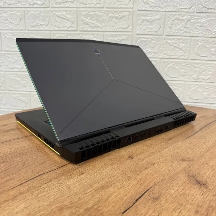 Ігровий ноутбук Dell Alienware 15 R3 / 15.6" (1920x1080) IPS / Intel Core i7-6820HQ (4 (8) ядра по 2.7 - 3.6 GHz) / 16 GB DDR4 / 500 GB SSD / nVidia GeForce GTX 1070, 8 GB GDDR5, 256-bit / WebCam б/в - зображення 6
