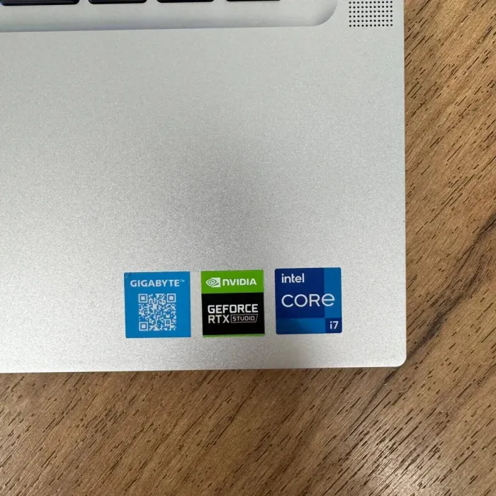 Ігровий ноутбук Gigabyte Aero 16 XE4 / 16" (3840x2400) OLED / Intel Core i7-12700H (14 (20) ядер по 3.5 - 4.7 GHz) / 16 GB DDR4 / 1000 GB SSD / nVidia GeForce RTX 3070 Ti, 8 GB GDDR6, 256-bit / WebCam б/в - зображення 8