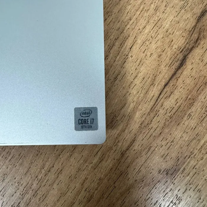 Ігровий ноутбук Razer Blade 15 RZ09-0328 Silver / 15.6" (3840x2160) OLED / Intel Core i7-10750H (6 (12) ядер по 2.6 - 5.0 GHz) / 16 GB DDR4 / 512 GB SSD NVMe / nVidia GeForce RTX 2070 Max-Q, 8 GB GDDR6, 256-bit / WebCam б/в - зображення 8