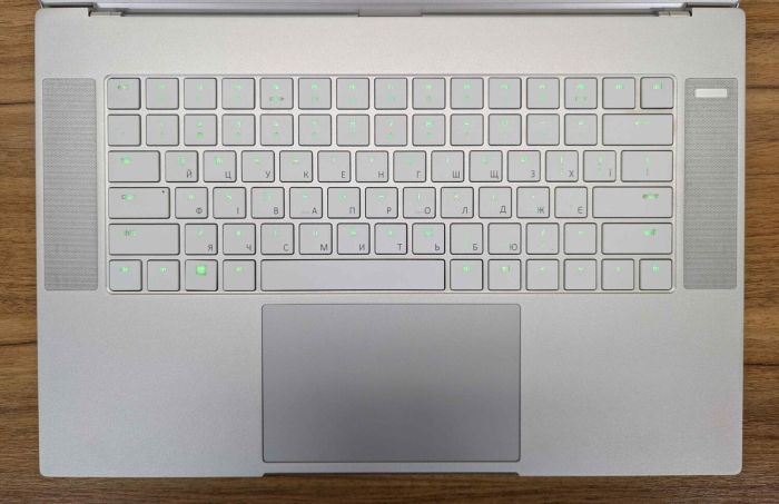 Ігровий ноутбук Razer Blade 15 RZ09 / 15,6" (1920x1080) IPS / Intel Core i7-9750H (6 (12) ядер по 2,6 - 4,5 ГГц) / 16 ГБ DDR4 / 512 ГБ SSD / nVidia GeForce RTX 2070, 8 ГБ GDDR6, 256-біт / Веб-камера / Windows 10 б/в - зображення 3